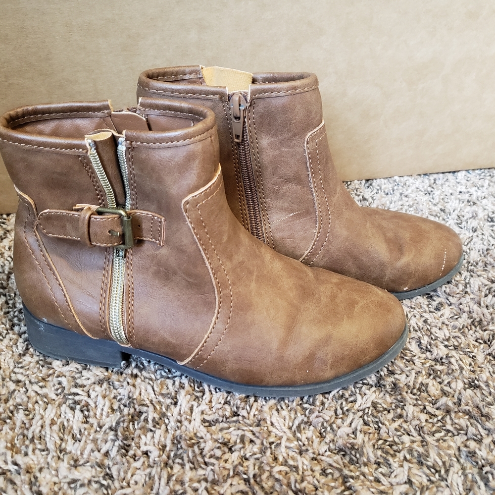 Children's size 4 tan booties